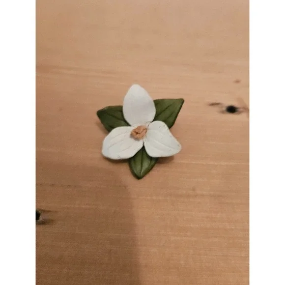 Trillium Flower brooch pin - signed Canada Floral Statement Lapel Accent FASHION - Picture 6 of 10